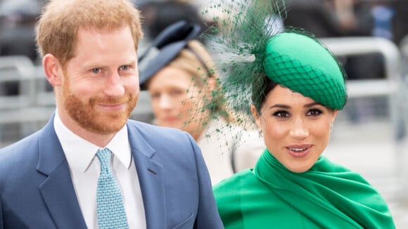 Meghan Markle usa look mocromático verde para 'despedida' da realeza. Veja mais!