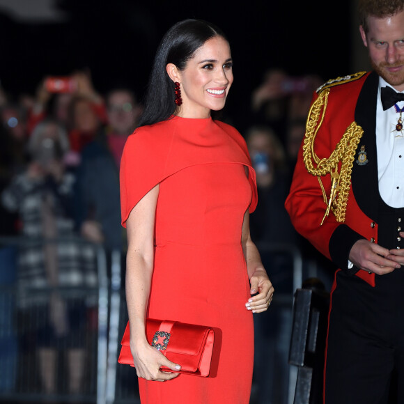 Meghan Markleusou longo da marca de luxo Safiyaa