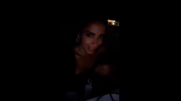 Vídeo: Anitta come prato com folha de ouro e fica na dúvida sobre momento em que vai ao banheiro