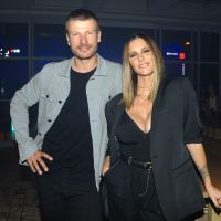 Fernanda Lima prestigia evento de moda com marido e look rouba a cena. Fotos!