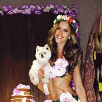 Izabel Goulart comemora aniversário em festa havaiana com amigos em Maceió