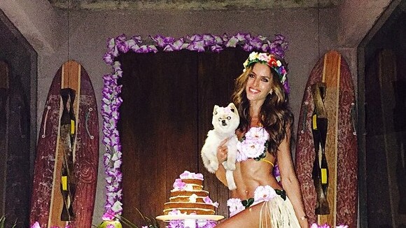 Izabel Goulart comemora aniversário em festa havaiana com amigos em Maceió
