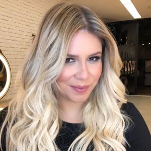 Marília Mendonça adotou cabelo longo e loiro para voltar aos palcos