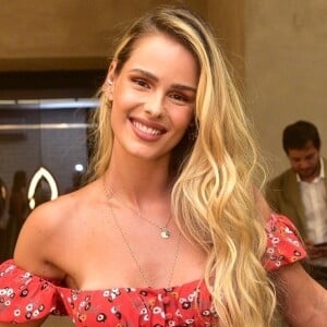 Yasmin Brunet critica rivalidade entre mulheres em relacionamento: 'Isso é uma coisa que a sociedade criou, que mulher tem que competir com a outra por atenção ou atenção de homem'