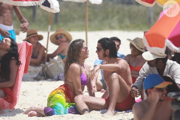 Deborah Secco e Rodrigo Simas estiveram, mais uma vez, na praia da Macumba, Zona Oeste do Rio de Janeiro