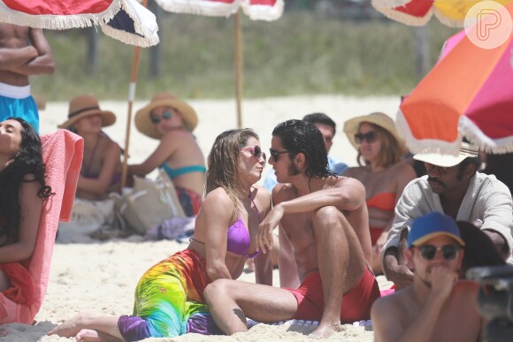 Deborah Secco e Rodrigo Simas, que interpretam o casal Inês e Beto, trocaram beijos e carinhos