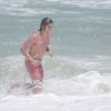 Rodrigo Simas também mergulha no mar da praia da Macumba