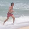 Rodrigo Simas também mergulha no mar da praia da Macumba