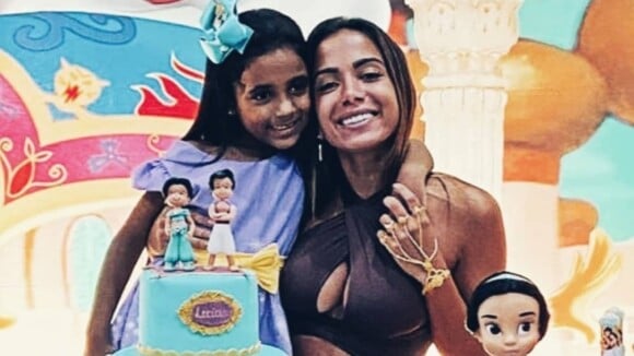 Anitta se diverte com sobrinha, Letícia, em 1º aniversário após exame de DNA