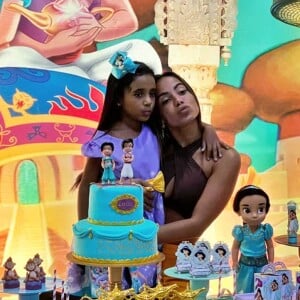 Anitta faz caras e bocas com sobrinha, Letícia, nesta sexta-feira, dia 13 de março de 2020