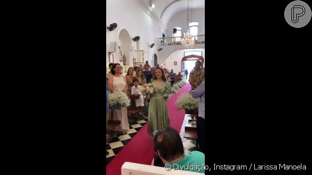 Larissa Manoela leva aliança na cerimônia de bodas de prata dos pais