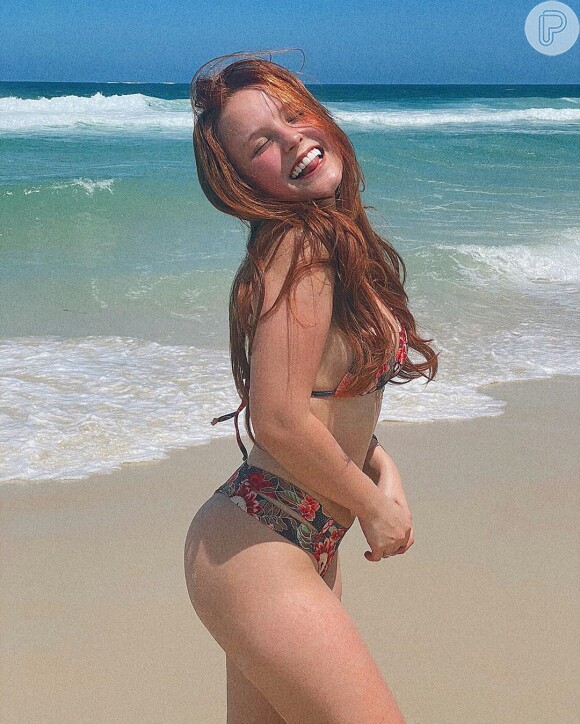 Larissa Manoela posou de biquíni em praia recentemente