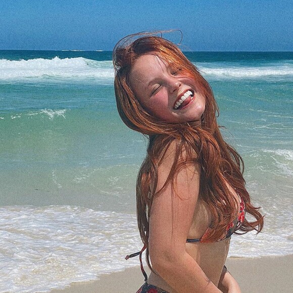 Larissa Manoela posou de biquíni em praia recentemente