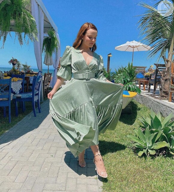 Larissa Manoela usou conjunto verde com sandália com tira transparente