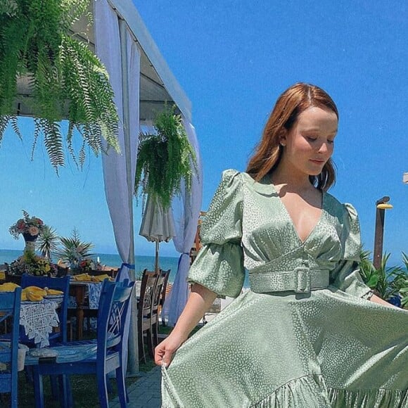 Larissa Manoela usou conjunto verde com sandália com tira transparente