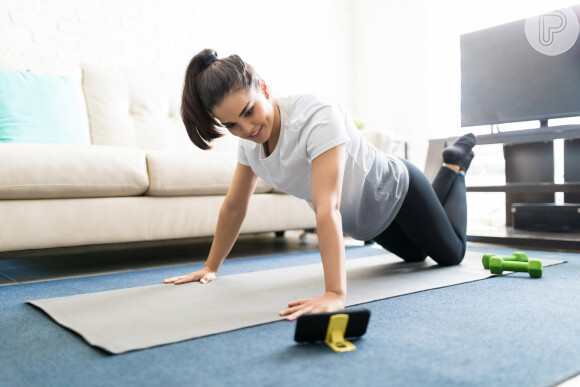 Ao fazer exercícios em casa, afaste bem os móveis para não prejudicar os movimentos