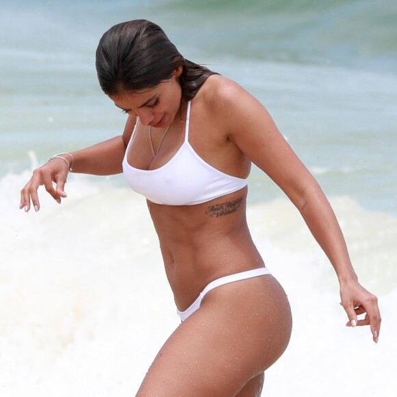 Corpo definido de Anitta roubou a cena em fotos de lingerie no Instagram