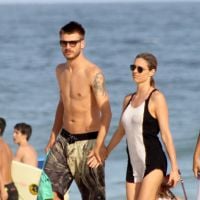 Fernanda Lima e Rodrigo Hilbert se divertem com fãs em praia do Rio