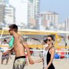 Fernanda Lima e Rodrigo Hilbert curtem tarde na praia do Leblon, no Rio, nesta sexta-feira, 24 de outubro de 2014