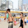 Fernanda Lima e Rodrigo Hilbert curtem tarde na praia do Leblon, no Rio, nesta sexta-feira, 24 de outubro de 2014