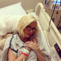 Tori Spelling é diagnosticada com bronquite grave e posta foto assustadora