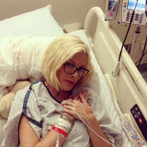 Tori Spelling é diagnosticada com bronquite severa e posta foto assustadora no Twitter