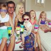 Tori Spelling é casada com o ator Dean McDermott e tem quatro filhos Liam, Stella, Hattie e Finn