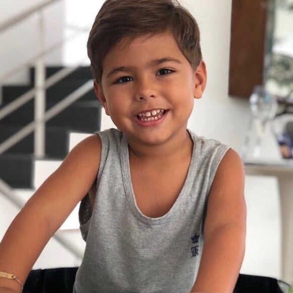 Filho de Simone sofre queda na piscina e leva ponto