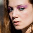 Sombra colorida e monocromática é moda atemporal de maquiagem