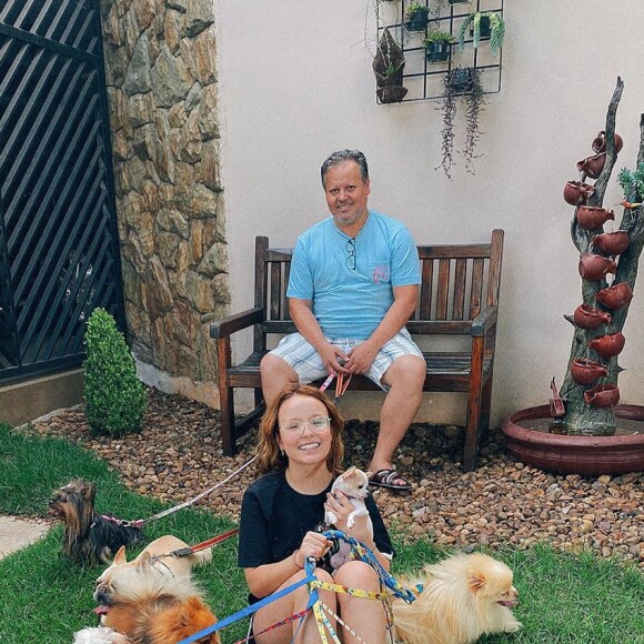 Larissa Manoela tem aproveitado os momentos de isolamento perto de seus pets e de sua família