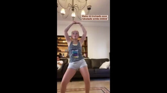 Vídeo: Larissa Manoela avalia dança durante quarentena. 'Treinando esse rebolado'