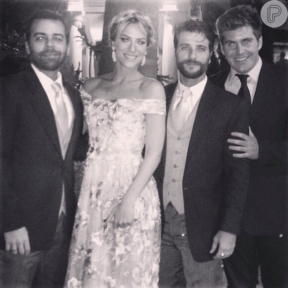 Giovanna ewbank e Bruno Gagliasso são padrinhos de casamento dos empresários Giovanna Teixeira e Marcos Maria, em São Paulo, em 24 de outubro de 2014 