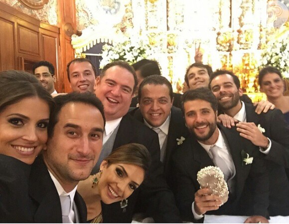 Bruno Gagliasso e Carol Celico posam para selfie no casamento dos empresários Giovanna Teixeira e Marcos Maria, em São Paulo, em 24 de outubro de 2014 