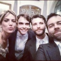 Bruno Gagliasso e Giovanna Ewbank vão a casamento e tiram selfie no altar