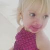 Filha de Eliana, Manuela, de 2 anos, foi filmada pela mãe com a carinha borrada de batom