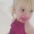 Filha de Eliana, Manuela, de 2 anos, foi filmada pela mãe com a carinha borrada de batom