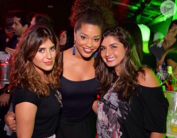 Juliana Alves se divertiu ao lado da amiga Camilla Camargo na festa Axé pra Ti, que aconteceu no Mansões do Joá, na Zona Oeste do Rio, na noite de sexta-feira, 25 de outubro de 2014