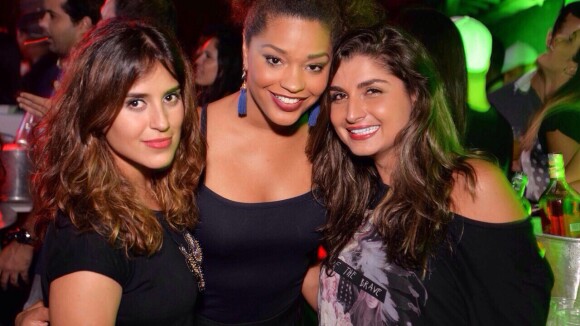 Solteira, Juliana Alves se diverte com Camilla Camargo em festa no Rio