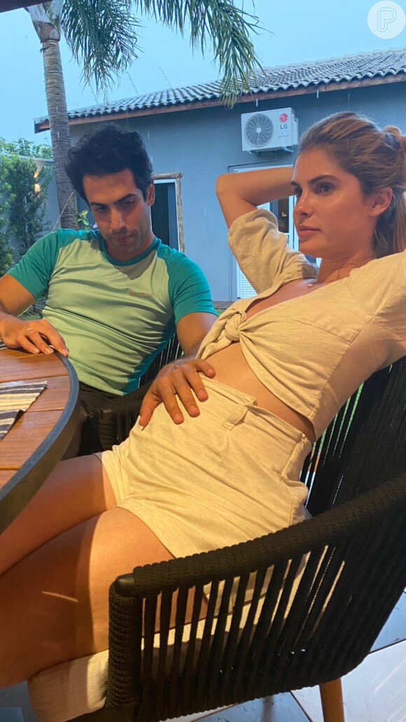 Bárbara Evans postou foto ganhando carinho na barriga do noivo, Gustavo Theodoro, mas afastou rumor de gravidez: 'Brincadeira'