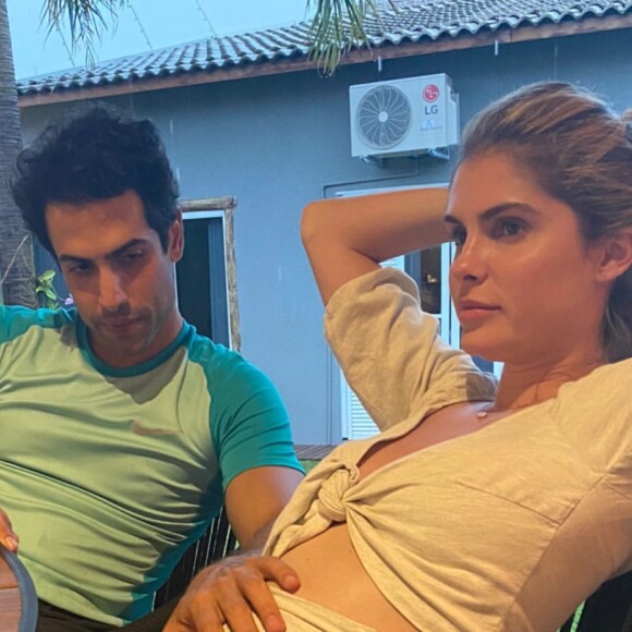 Bárbara Evans postou foto ganhando carinho na barriga do noivo, Gustavo Theodoro, mas afastou rumor de gravidez: 'Brincadeira'