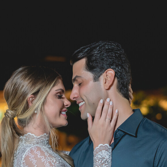 Bárbara Evans e Gustavo Theodoro estão juntos há dois anos e ficaram noivos em Paris em julho de 2019
