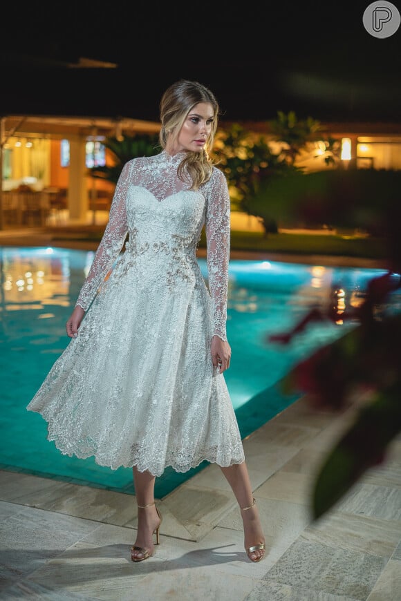 Bárbara Evans usou um vestido de renda em festa de noivado com Gustavo Theodoro