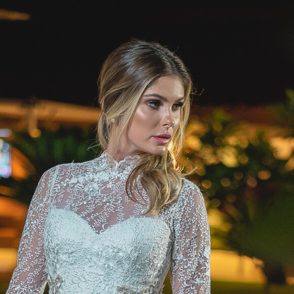 Bárbara Evans usou um vestido de renda em festa de noivado com Gustavo Theodoro
