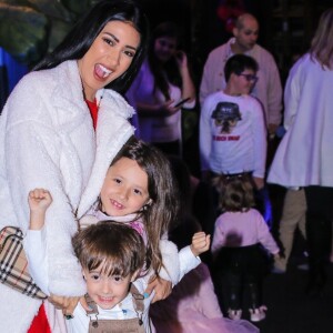 Simaria filmou os filhos, Giovanna e Pawel, se divertindo na academia da casa da família