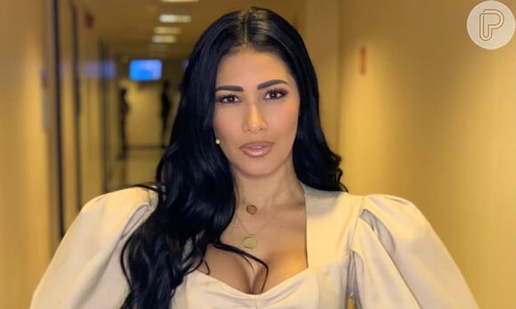 A cantora Simaria apostou em um look nude para a malhação em família, filmada por ela no Instagram Stories nesta quarta-feira, dia 01 de abril de 2020