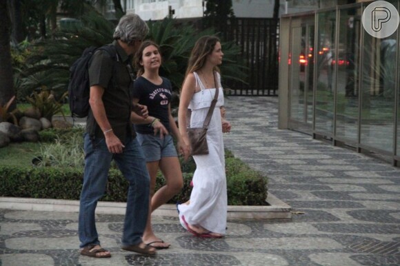 Cláudia Abreu passeia pelo Leblon, no Rio, com os filhos e o marido, José Henrique Fonseca