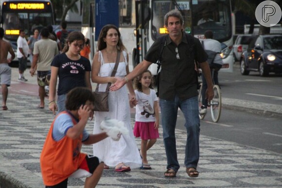 Ao lado do marido e dos filhos, Cláudia Abreu assistiu ao fim de tarde no Rio de Janeiro