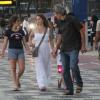 Maria, Cláudia Abreu e José Henrique Fonseca circulam pela cidade nas férias da atriz