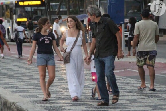 Maria, Cláudia Abreu e José Henrique Fonseca circulam pela cidade nas férias da atriz