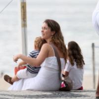 Cláudia Abreu aproveita fim de tarde na praia com as filhas